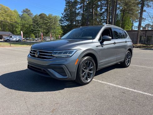 Used 2024 Volkswagen Tiguan SE image 2