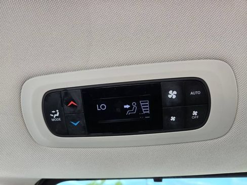 Used 2023 Chrysler Pacifica Touring-L FWD image 13