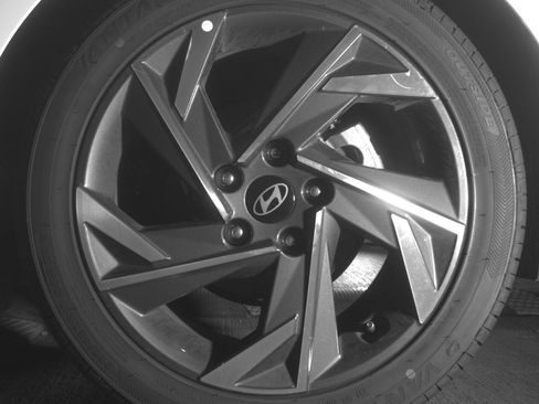Used 2025 Hyundai Elantra SEL FWD image 14