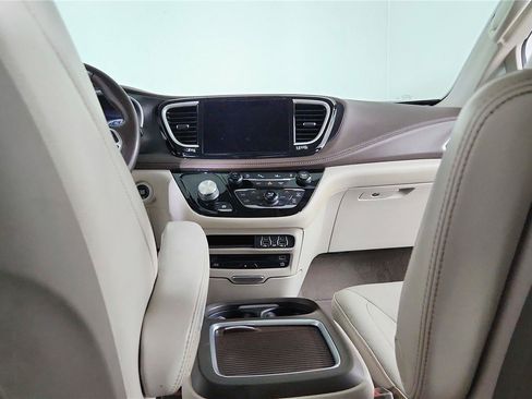 Used 2021 Chrysler Pacifica Touring-L w/ Uconnect Theater Family Group FWD image 14