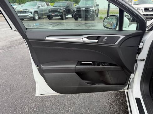 Used 2016 Ford Fusion SE FWD image 11