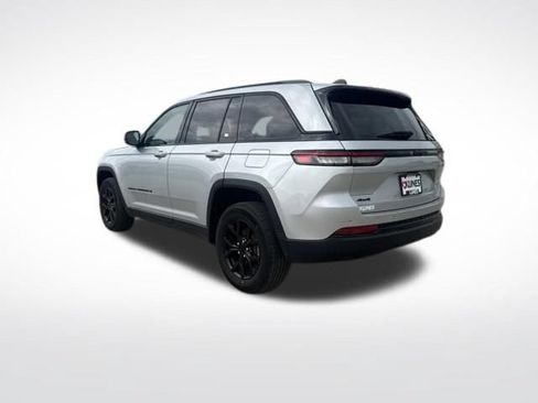 Used 2024 Jeep Grand Cherokee Altitude AWD/4WD image 7