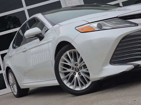 Used 2019 Toyota Camry XLE FWD image 12