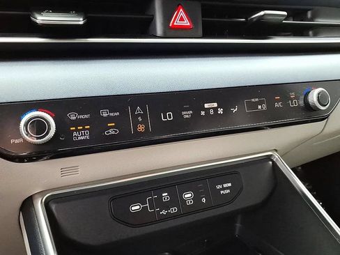 Used 2025 Kia Carnival EX FWD image 30