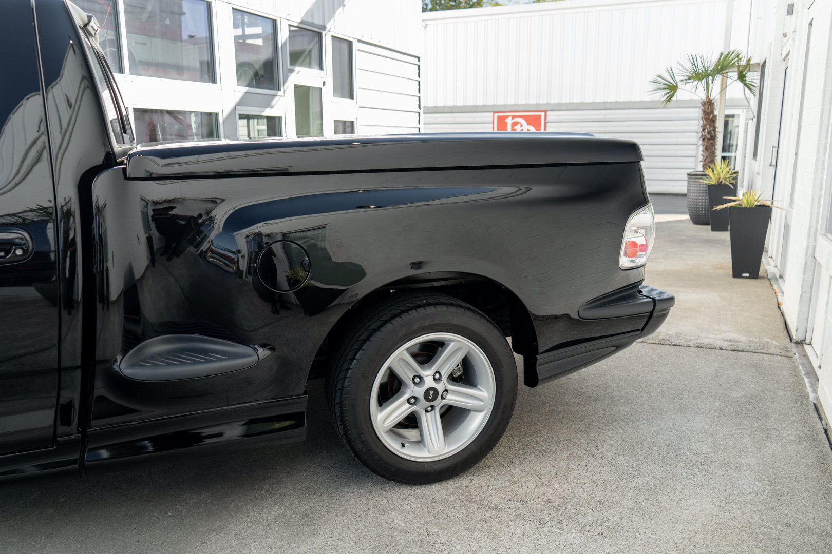 Used 2004 Ford F150 Lightning RWD image 5