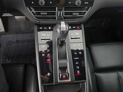 Used 2024 Porsche Macan AWD/4WD image 28