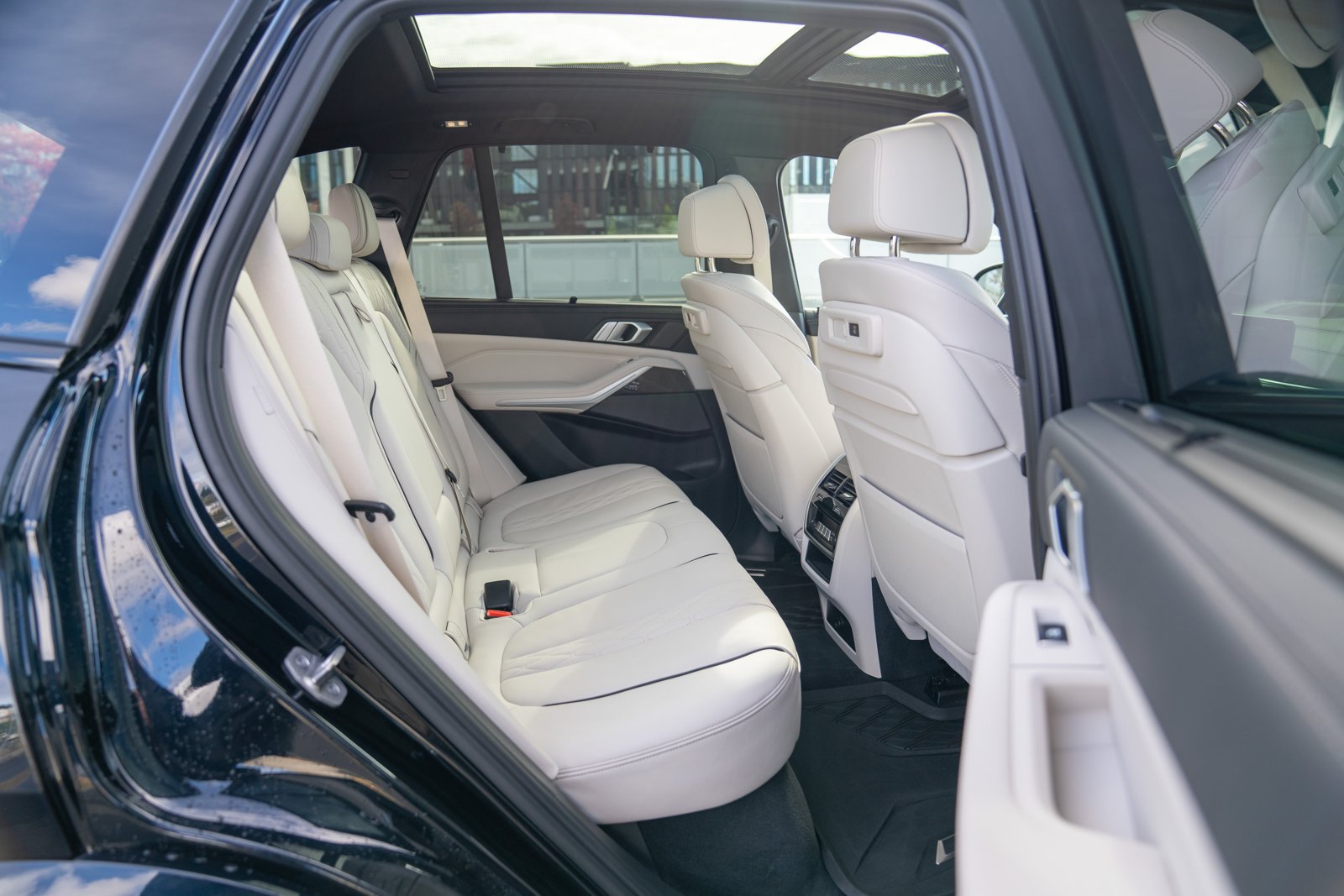 Used 2022 BMW X5 M50i w/ Executive Package AWD/4WD image 25