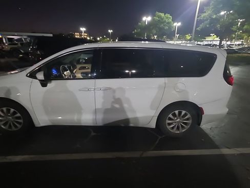 Used 2017 Chrysler Pacifica Touring w/ Tire & Wheel Group image 2