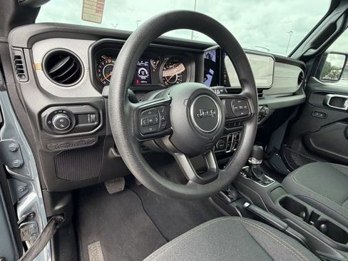 Used 2025 Jeep Gladiator Sport AWD/4WD image 18