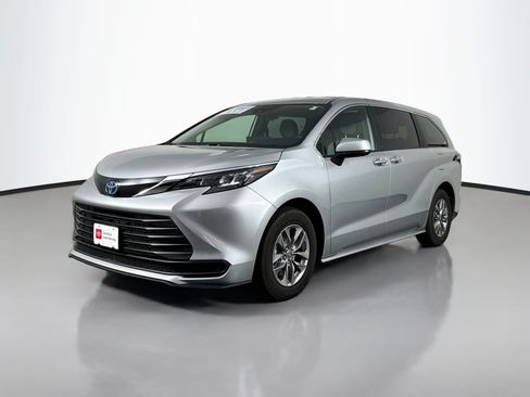Certified 2025 Toyota Sienna LE FWD image 3
