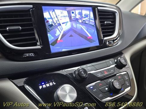 Used 2017 Chrysler Pacifica Touring FWD image 21