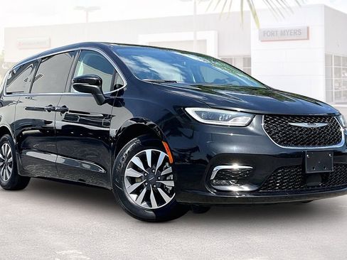 Used 2023 Chrysler Pacifica Touring-L FWD image 1