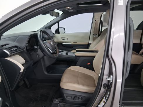 Used 2021 Toyota Sienna Limited image 5