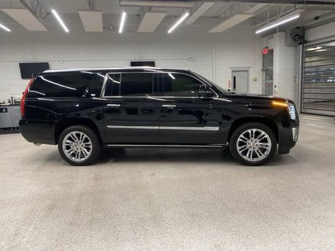 Used 2020 Cadillac Escalade ESV Premium Luxury w/ LPO, Radiant Package image 4