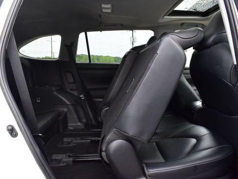 Used 2020 Toyota Highlander XLE AWD/4WD image 26