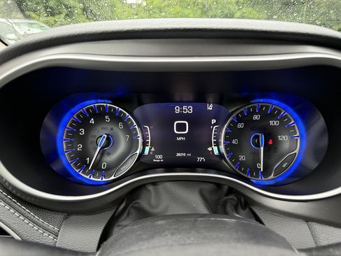 Used 2023 Chrysler Pacifica Touring-L AWD/4WD image 21