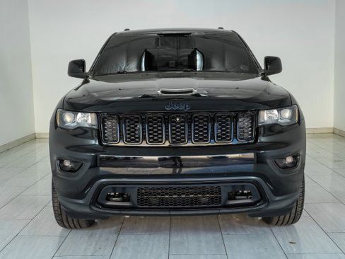 Used 2020 Jeep Grand Cherokee Laredo image 3