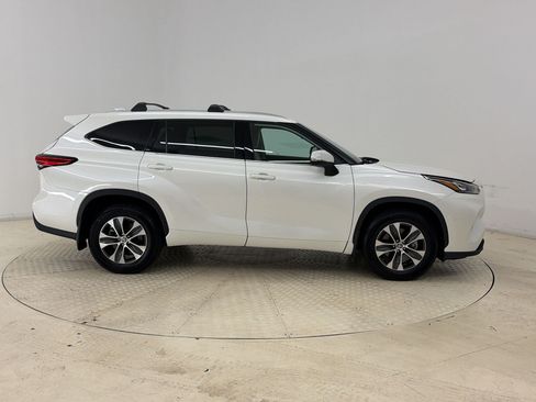 Used 2020 Toyota Highlander XLE AWD/4WD image 8