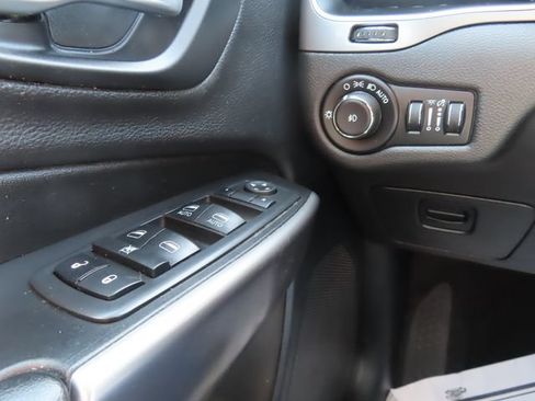 Used 2019 Jeep Cherokee Latitude Plus w/ Cold Weather Group AWD/4WD image 32