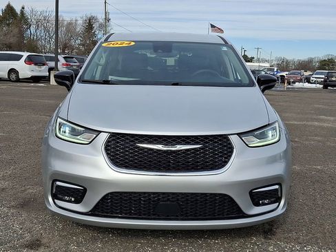 Certified 2024 Chrysler Pacifica Touring-L FWD image 4