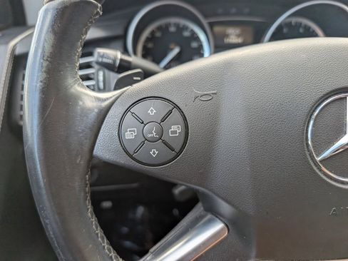 Used 2012 Mercedes-Benz R 350 4MATIC image 24