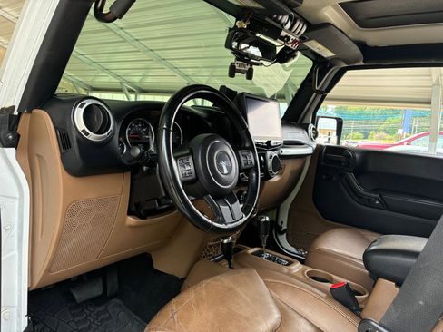 Used 2015 Jeep Wrangler Unlimited Sahara w/ Connectivity Group AWD/4WD image 12