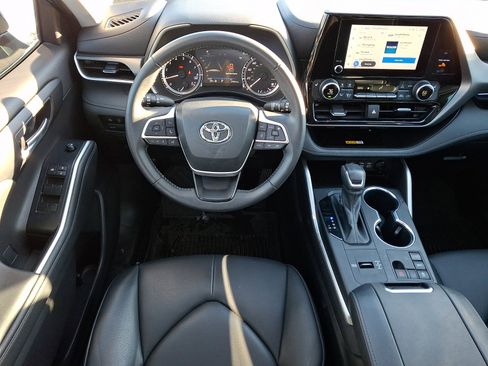 Used 2023 Toyota Highlander XLE image 11