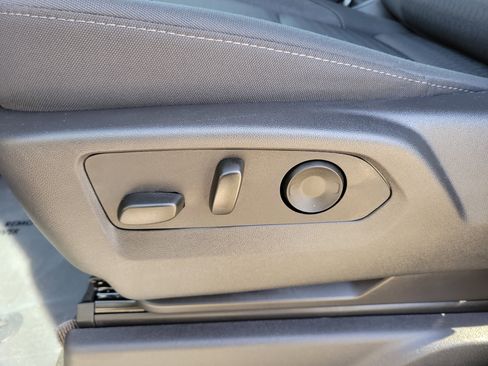 Used 2025 Chevrolet Silverado 1500 LT image 12