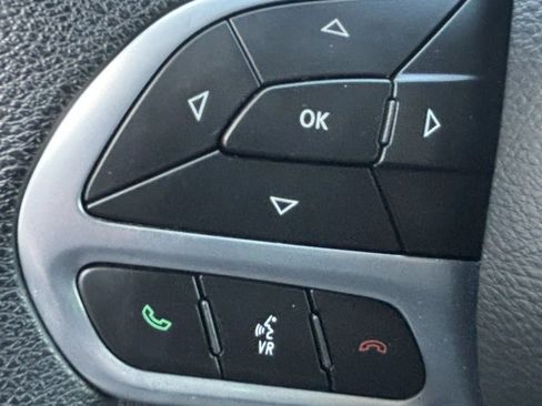Used 2020 Chrysler Voyager L FWD image 11