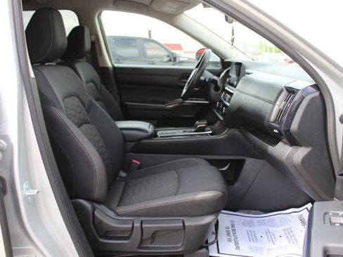 Used 2025 Nissan Pathfinder SV FWD image 9