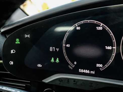 Used 2022 Porsche Taycan image 17