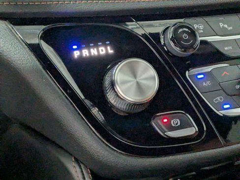 Used 2024 Chrysler Pacifica Pinnacle FWD image 18