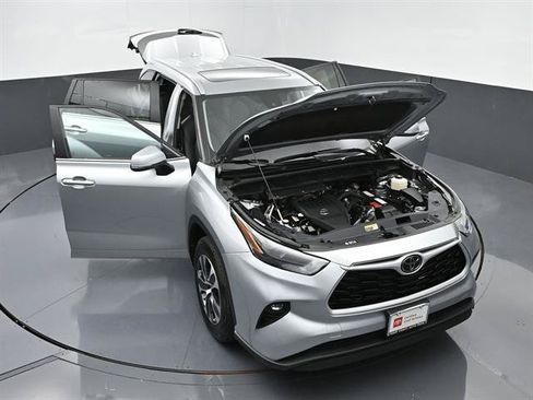 Certified 2025 Toyota Highlander XLE FWD image 48