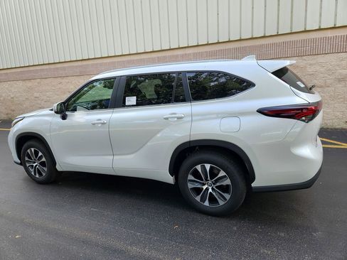 Certified 2024 Toyota Highlander XLE FWD image 3