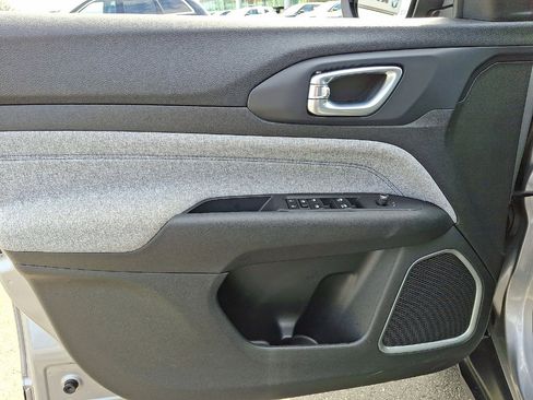 Used 2023 Jeep Compass Latitude image 10