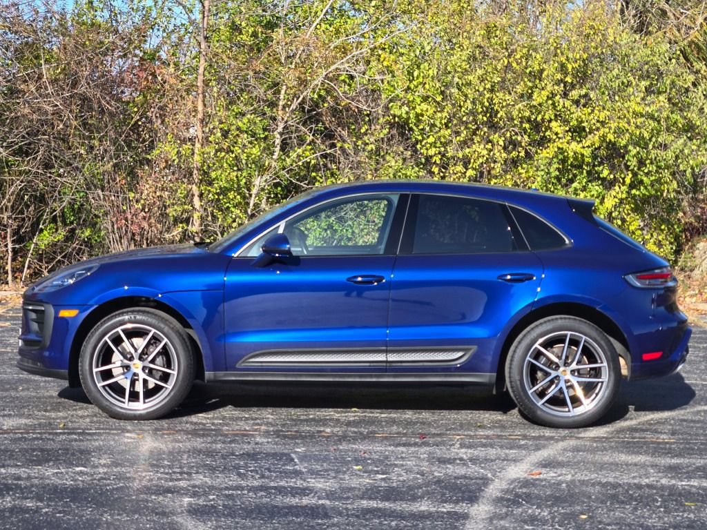 Certified 2024 Porsche Macan AWD/4WD image 2