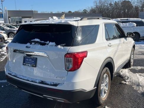 Used 2022 Ford Explorer XLT w/ Equipment Group 202A image 3