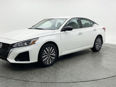 Used 2025 Nissan Altima 2.5 SV FWD image 3