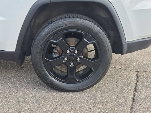 Used 2018 Jeep Grand Cherokee Laredo AWD/4WD image 15