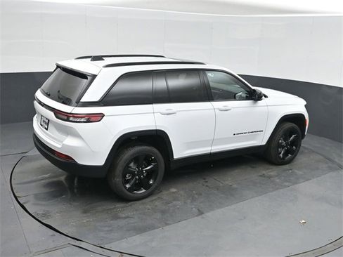 New 2025 Jeep Grand Cherokee Altitude image 28