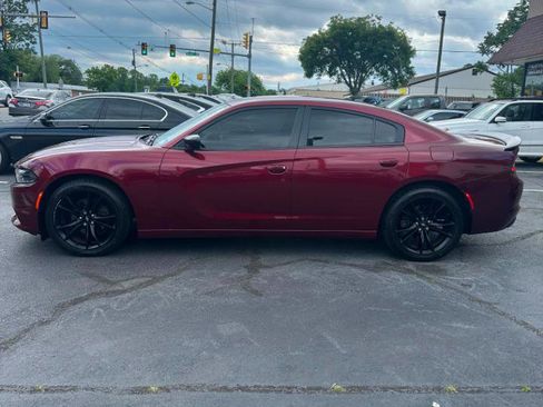 Used 2018 Dodge Charger SXT w/ Blacktop Package RWD image 2