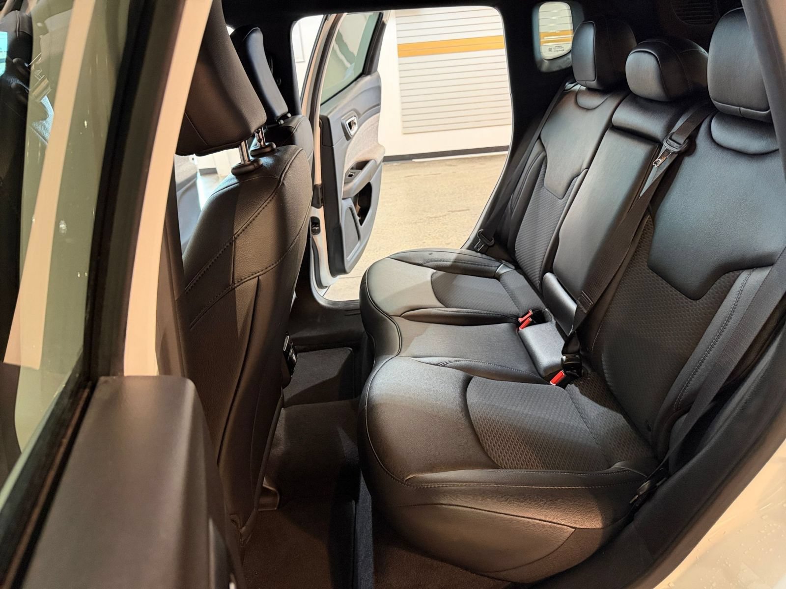Used 2025 Jeep Compass Latitude AWD/4WD image 38