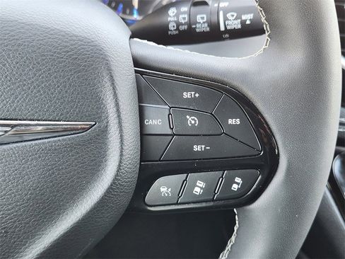 Used 2025 Chrysler Pacifica Limited image 62