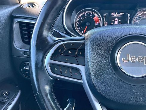 Used 2019 Jeep Cherokee Latitude Plus w/ Cold Weather Group image 18