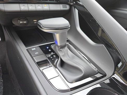 Certified 2025 Hyundai Elantra SEL image 30