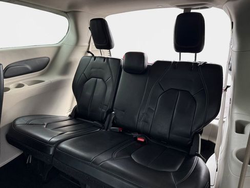 Used 2023 Chrysler Pacifica Touring-L image 20
