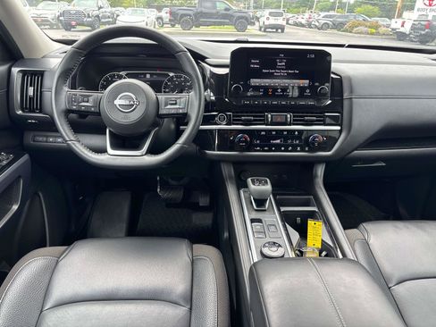 Used 2024 Nissan Pathfinder SL AWD/4WD image 9