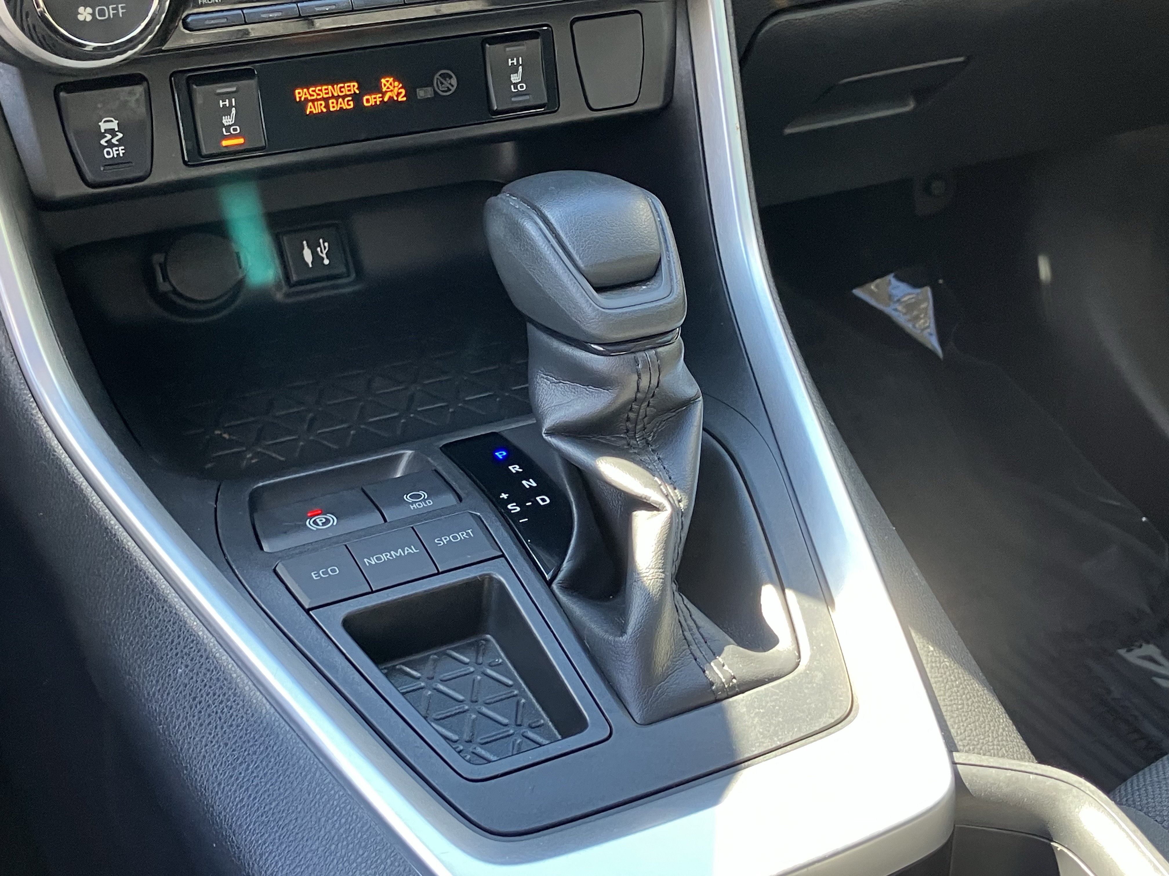 Used 2019 Toyota RAV4 XLE w/ Convenience Package FWD image 28