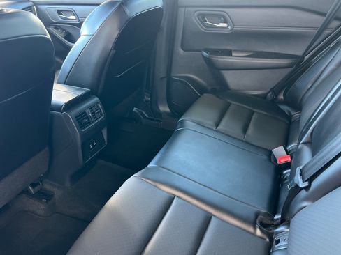 Used 2024 Nissan Rogue SV w/ SV Premium Package image 9