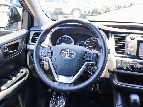 Used 2015 Toyota Highlander LE FWD image 15